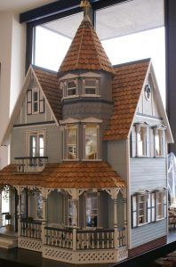 Maqueta de casa de muñecas de estilo victoriano